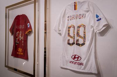 FOTO - Le speciali maglie della Roma realizzate da Tokidoki FOTO - Le speciali maglie della Roma realizzate da Tokidoki