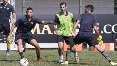 Mkhitaryan tra Bouah e Pastore in allenamento