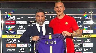 Hasan Çetinkaya e Robin Olsen durante la presentazione del portiere svedese