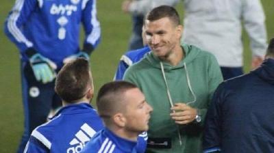 Edin Dzeko saluta i suoi compagni di nazionale (@Edin Dzeko)