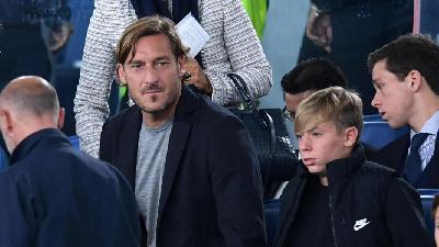Francesco Totti in compagnia del figlio all'Olimpico per Italia-Grecia