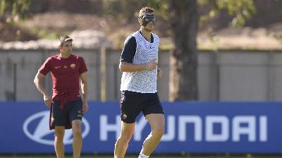 Dzeko con la mascherina a Trigoria