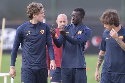 FOTO - Trigoria, la Roma prepara la sfida al Borussia: Tall si allena con la prima squadra FOTO - Trigoria, la Roma prepara la sfida al Borussia: Tall si allena con la prima squadra