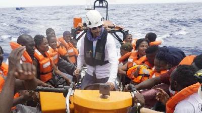 Cristian Totti in mare durante un salvataggio