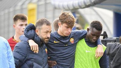 Calafiori lascia il campo durante il derby di questa mattina