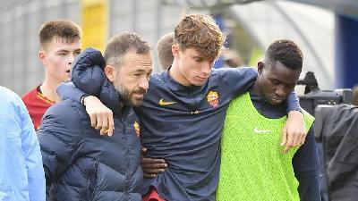 Riccardo Calafiori mentre esce dal campo a causa dell'infortunio al ginocchio rimediato oggi contro la Lazio