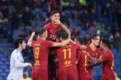 L'esultanza dei giocatori della Roma dopo uno dei gol segnati contro il Brescia