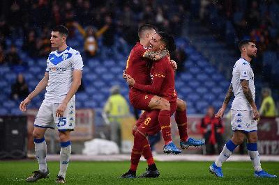 Mancini e Smalling si abbracciano dopo uno dei gol segnati contro il Brescia