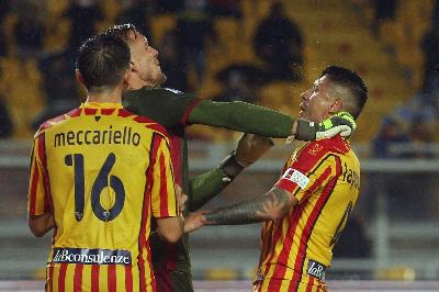 Il momento dello scontro tra Olsen e Lapadula