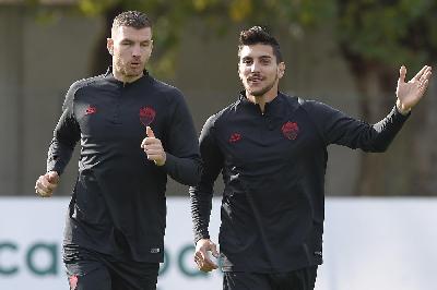 Edin Dzeko e Lorenzo Pellegrini sorridenti durante la rifinitura di ieri mattina a Trigoria