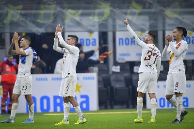 FOTO - Inter-Roma 0-0: Pellegrini capitano, il muro Mancini-Smalling e il saluto al settore FOTO - Inter-Roma 0-0: Pellegrini capitano, il muro Mancini-Smalling e il saluto al settore