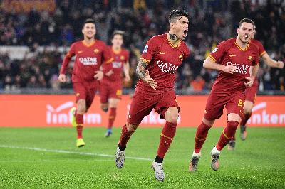 Diego Perotti esulta dopo la trasformazione del rigore contro la Spal seguito da Pellegrini, Zaniolo e Veretout