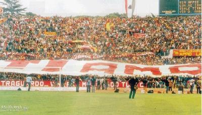 Lo storico striscione esposto dalla Curva Sud prima di Lazio-Roma 0-2, domenica 23 ottobre 1983 (ARCHIVIO AS ROMA)