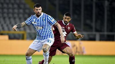 Andrea Petagna in azione contro il Torino