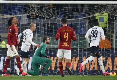 La delusione di Smalling e Cristante dopo il terzo gol del Bologna