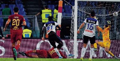 Il gol di Zapata che ha indirizzato la partita dell’andata, poi finita 0-2: è stata la prima sconfitta stagionale per la Roma