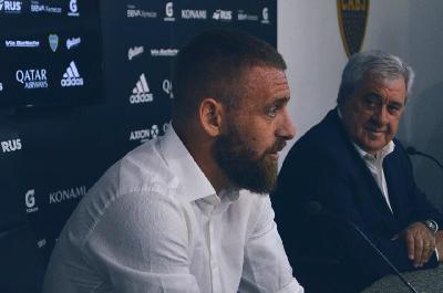 Daniele De Rossi in conferenza stampa al Boca Juniors