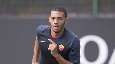 Il difensore brasiliano in allenamento a Trigoria