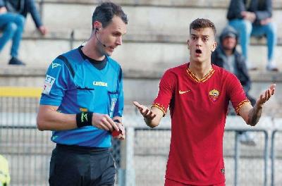 Estrella protesta con l'arbitro dopo il rosso nella semifinale di ritorno in Coppa Italia contro il Verona