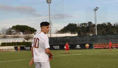 Volpato in campo con la numero 10 della Roma Under 17