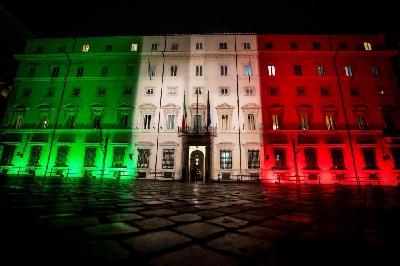 FOTO - L'Italia è in quarantena e Palazzo Chigi si illumina con il Tricolore FOTO - L'Italia è in quarantena e Palazzo Chigi si illumina con il Tricolore