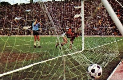 Pierino Prati segna il gol dello 0-1 nel derby del 1975