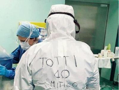 La tuta di protezione indossata in ospedale da Serena Girlando dedicata a Francesco Totti