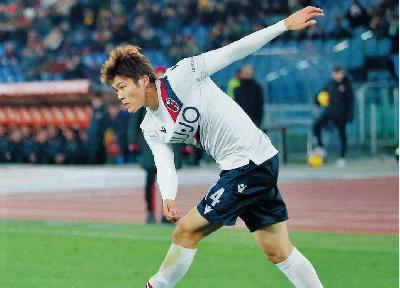 Il terzino destro giapponese del Bologna Takehiro Tomiyasu, 21 anni, prima stagione in Italia