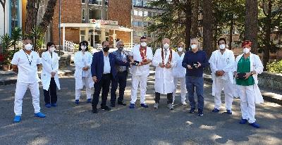 I presidenti dei Roma Club Frattamaggiore e Saviano consegnano gli stetoscopi digitali all'ospedale Cotugno di Napoli