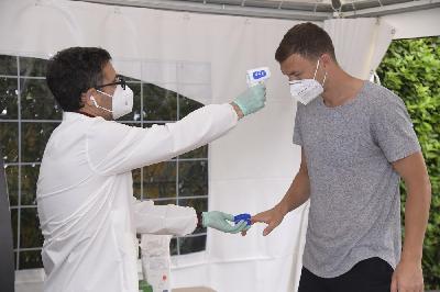 Edin Dzeko si sottopone ai controlli sanitari