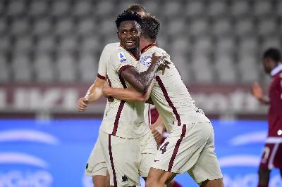Diawara riceve l'abbraccio dei compagni dopo il gol al Torino
