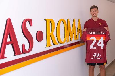 Marash Kumbulla posa con la maglia della Roma
