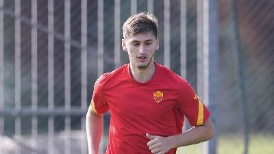 Kumbulla durante un allenamento a Trigoria