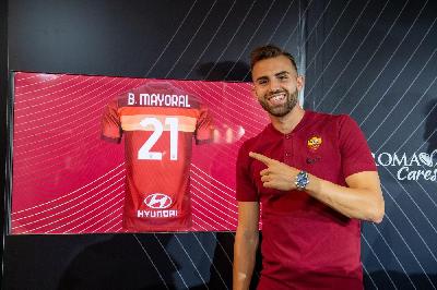 Borja Mayoral al momento della firma con la Roma