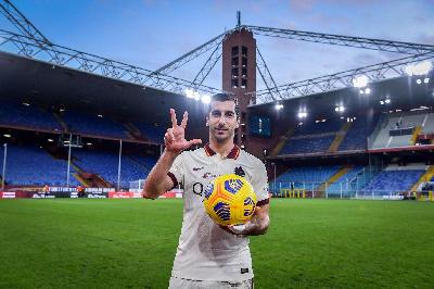 Mkhitaryan festeggia la tripletta contro il Genoa con il pallone della partita