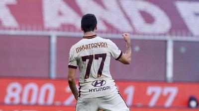 Mkhitaryan festeggia dopo uno dei gol segnati al Genoa