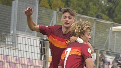 Zalewski abbraccia Ciervo durante una sua esultanza