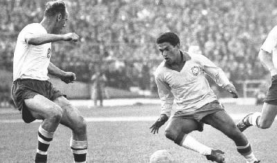 Garrincha in azione durante una gara dei Mondiali del '62