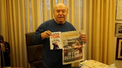 Lino Banfi nel suo studio con una copia de 'Il Romanista' e il libro sul film cult