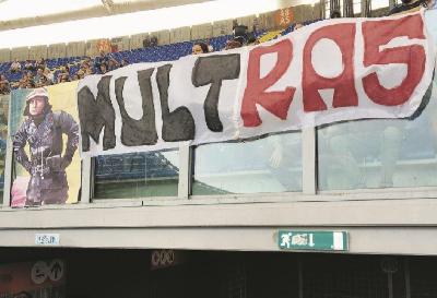 Lo striscione esposto da alcuni tifosi romanisti in Curva Nord durante Roma-Sampdoria dell’11 settembre 2016