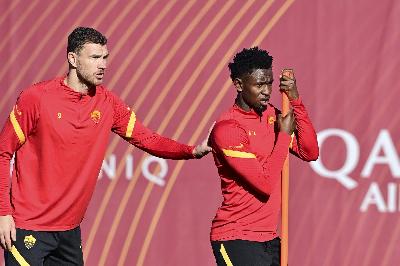 GALLERY - Sorrisi e concentrazione: l'ultimo allenamento della Roma nel 2020 GALLERY - Sorrisi e concentrazione: l'ultimo allenamento della Roma nel 2020