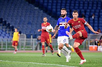 24 giugno 2020: alla ripresa del campionato dopo lo stop per il Covid, la Roma batte la Samp. Nella foto il gol dell’1-1 di Dzeko