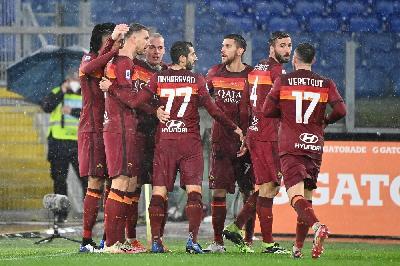 I giocatori della Roma festeggiano il gol di Dzeko contro la Sampdoria