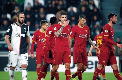 22 gennaio 2020: la delusione dei giocatori della Roma al cospetto di Higuain per l’eliminazione dalla coppa Italia