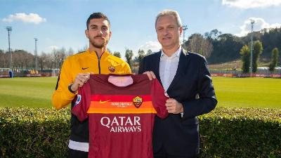 Pellegrini e Fienga con la maglia che verrà utilizzata in occasione di Juventus-Roma