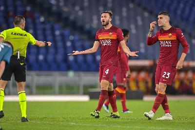 Mancini e Cristante chiedono spiegazioni all'arbitro Guida durante Roma-Milan