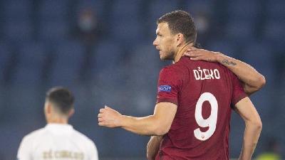 Verso Ajax-Roma: ad Amsterdam guida Dzeko, dietro Ibanez con Mancini
