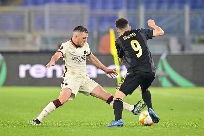 Jordan Veretout a contrasto con Idrissi