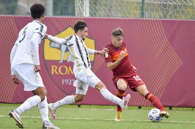 Nicola Zalewski in azione nella partita di andata, il primo novembre a Trigoria, ultima partita giocata prima della sospensione del campionato causa Covid. Quel giorno il numero 10 segnò il quarto gol dei giallorossi