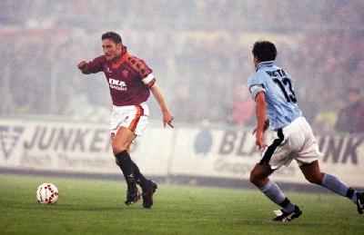 Totti e Nesta nel derby dell'11 aprile 1999, vinto 3-1